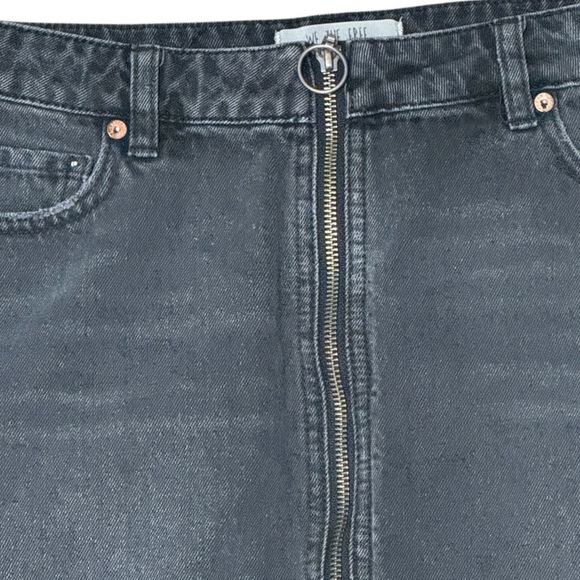 WE THE FREE People Black Denim Mini Skirt Zipper O Ring‎ Raw Fray Hem Size 30 - Picture 7 of 7